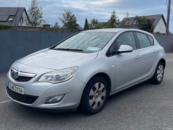 Vauxhall Astra Hatchback, Diesel, 2012, Silver