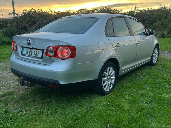Volkswagen Jetta Saloon, Diesel, 2010, Silver