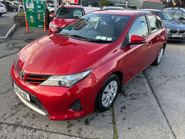 Toyota Auris Hatchback, Diesel, 2014, Red