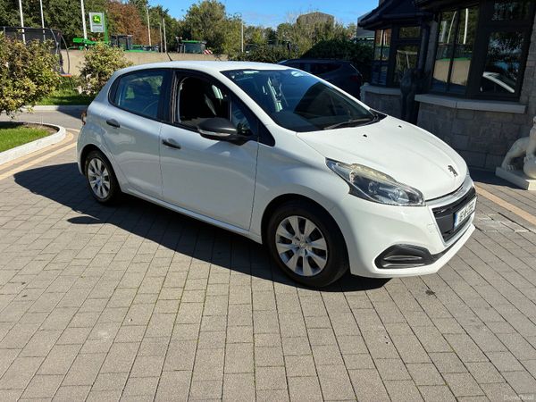 Peugeot 208 Hatchback, Petrol, 2016, White