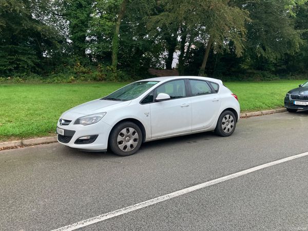 Opel Astra Hatchback, Petrol, 2013, White
