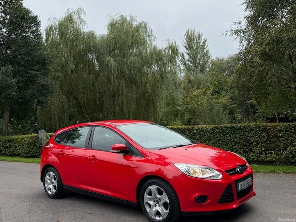 Ford Focus Hatchback, Petrol, 2013, Red