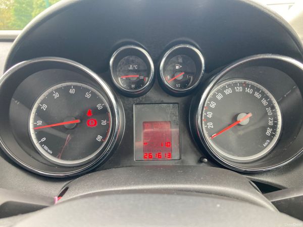 Opel Astra Hatchback, Petrol, 2013, White