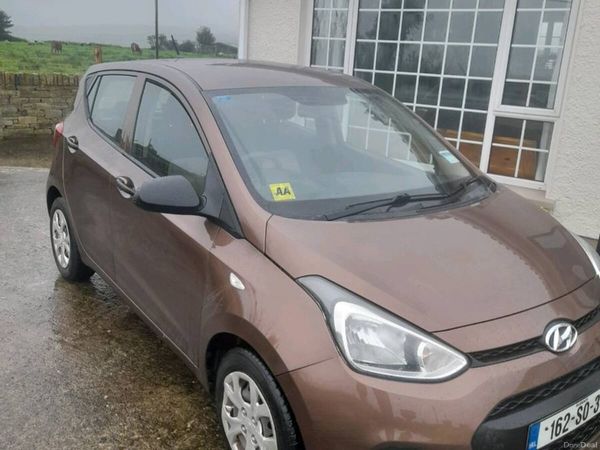 Hyundai i10 Hatchback, Petrol, 2016, Gold