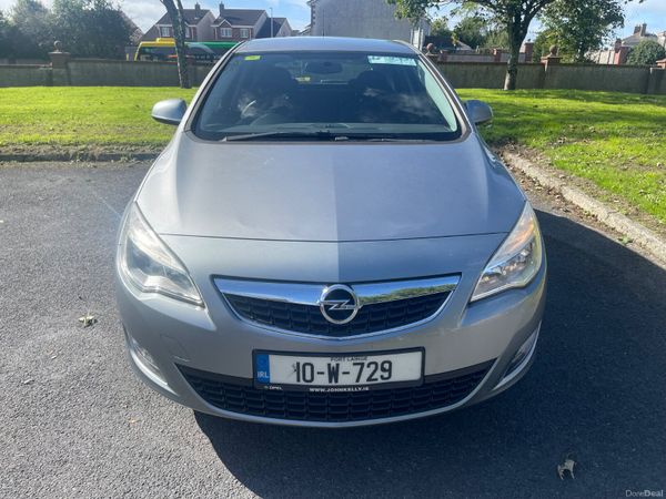 Opel Astra Hatchback, Petrol, 2010, Silver