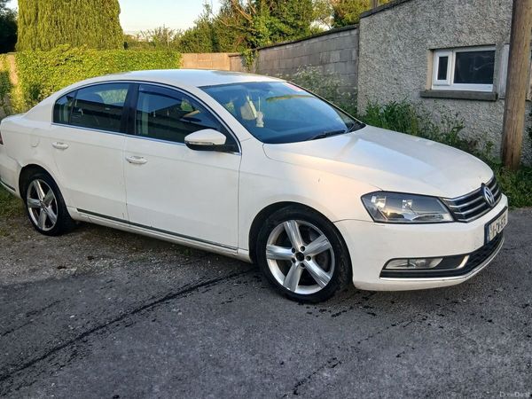 Volkswagen Passat Saloon, Diesel, 2011, White