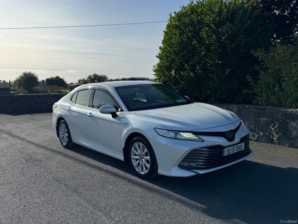 Toyota Camry Saloon, Petrol Hybrid, 2019, White
