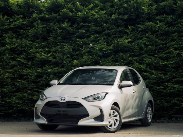 Toyota Yaris Hatchback, Petrol Hybrid, 2022, Silver