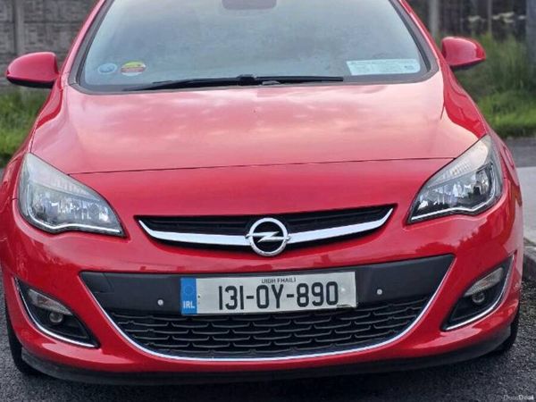 Vauxhall Astra Hatchback, Petrol, 2013, Red