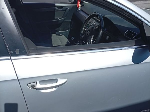Volkswagen Passat Saloon, Diesel, 2012, Silver