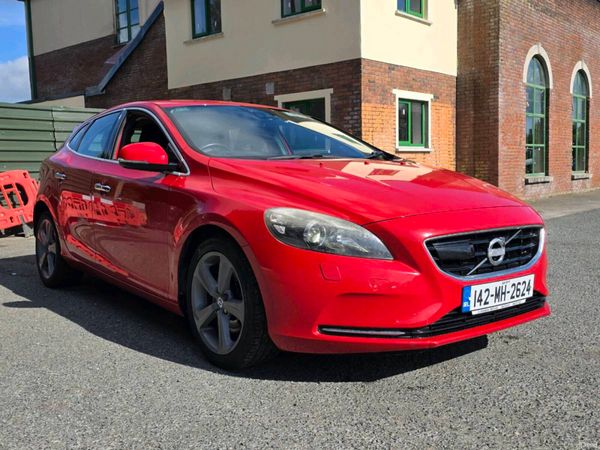 Volvo V40 Hatchback, Petrol, 2014, Red