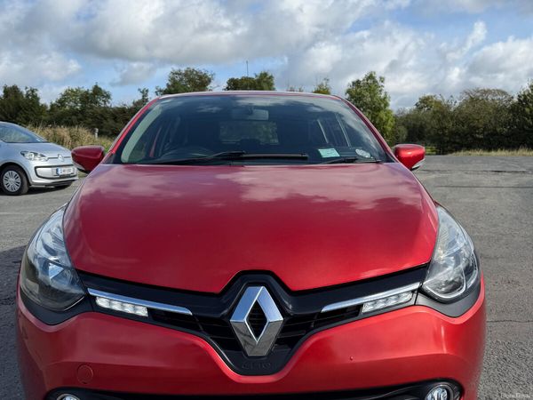 Renault Clio Hatchback, Petrol, 2015, Red