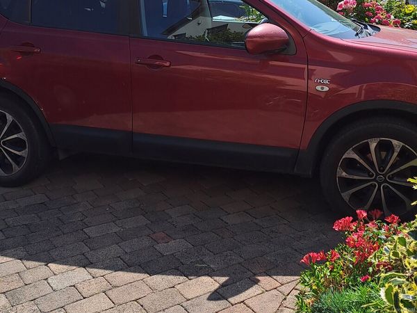 Nissan Qashqai Hatchback, Diesel, 2011, Red