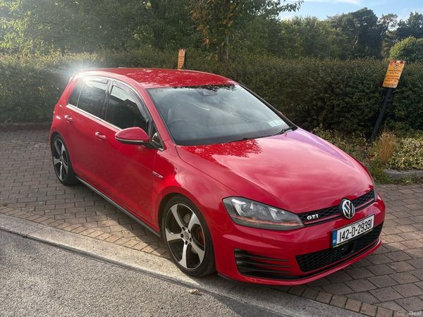 Volkswagen Golf Hatchback, Petrol, 2014, Red