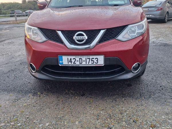 Nissan Qashqai Hatchback, Diesel, 2014, Red