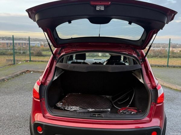 Nissan Qashqai Hatchback, Diesel, 2013, Red