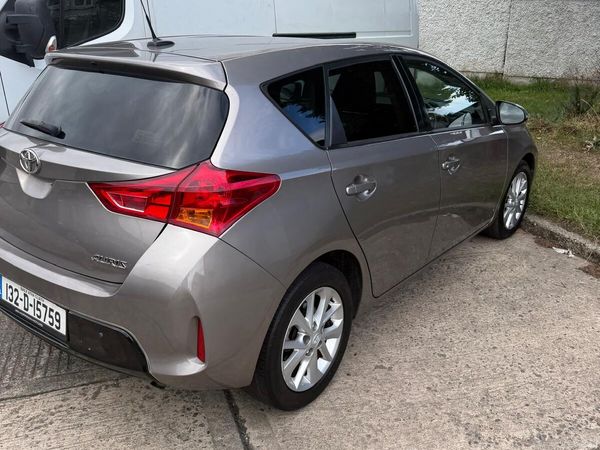 Toyota Auris Hatchback, Diesel, 2013, Bronze