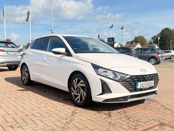 Hyundai i20 Hatchback, Petrol, 2024, White