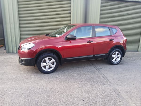 Nissan Qashqai Hatchback, Diesel, 2010, Red
