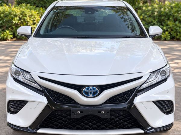 Toyota Camry Saloon, Petrol Hybrid, 2019, White