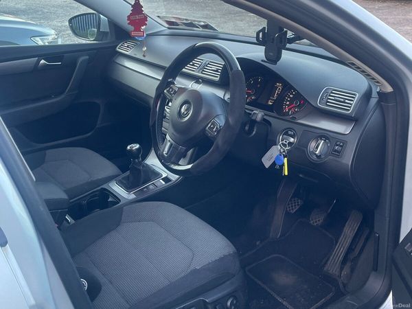 Volkswagen Passat Saloon, Diesel, 2011, Silver