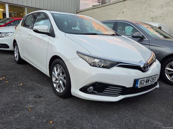 Toyota Auris Hatchback, Petrol, 2016, White