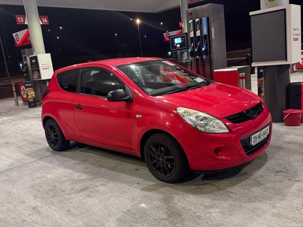 Hyundai i20 Hatchback, Petrol, 2009, Red