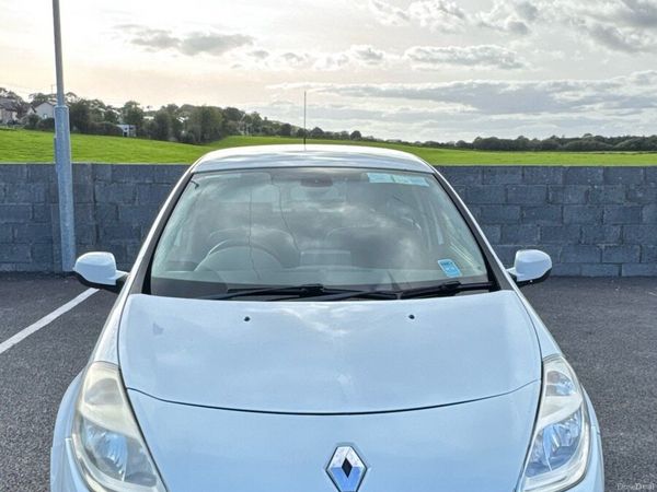 Renault Clio Hatchback, Petrol, 2011, White
