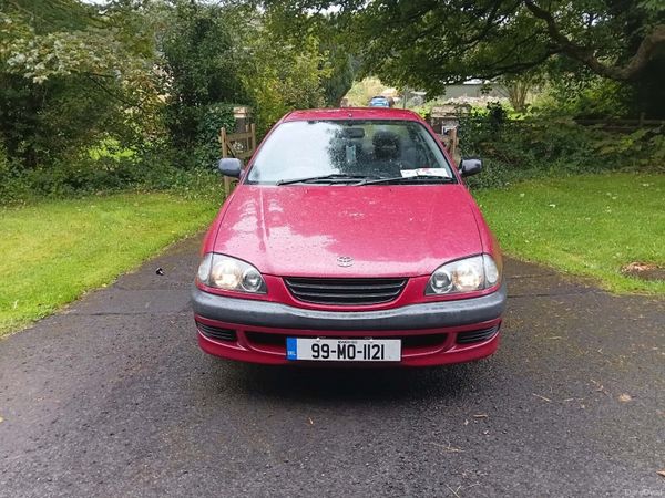 Toyota Avensis Saloon, Petrol, 1999, Red