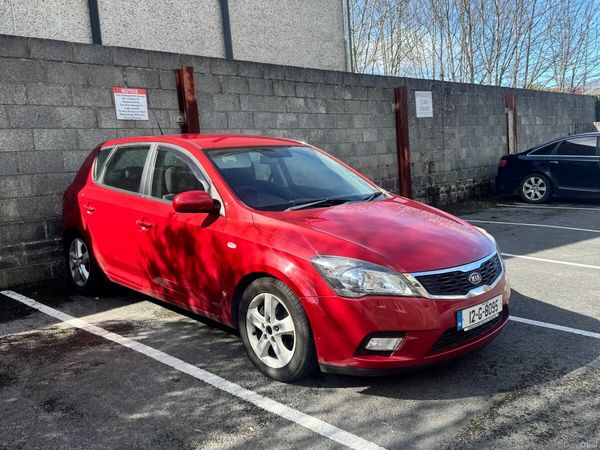 Kia Ceed Hatchback, Diesel, 2012, Red