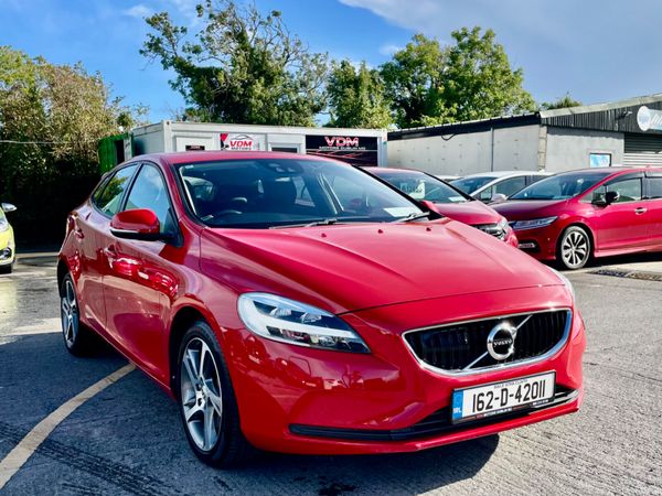 Volvo V40 Hatchback, Diesel, 2016, Red