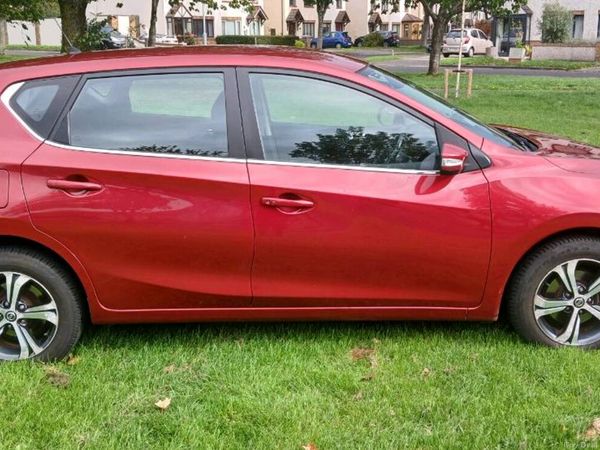 Nissan Pulsar Hatchback, Petrol, 2015, Red