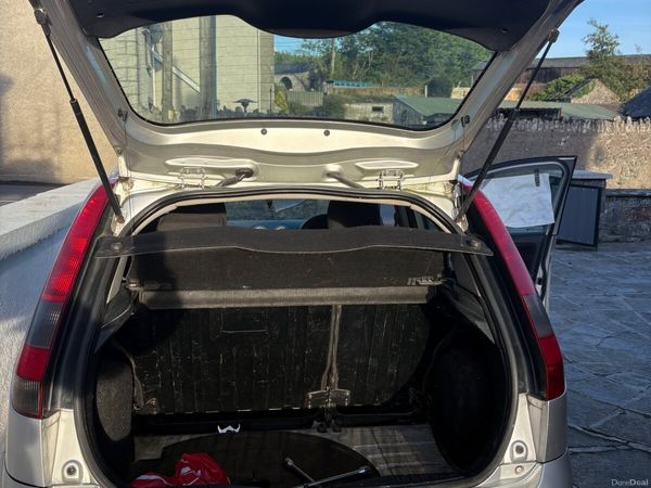 Ford Fiesta Hatchback, Petrol, 2005, Silver
