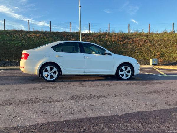 Skoda Octavia Saloon, Diesel, 2013, White