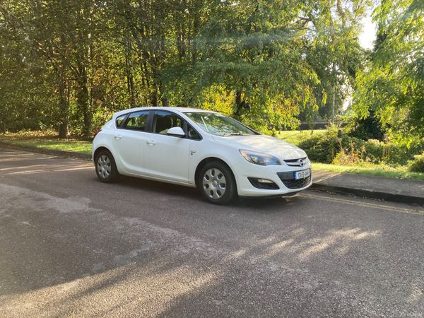 Opel Astra Hatchback, Petrol, 2013, White