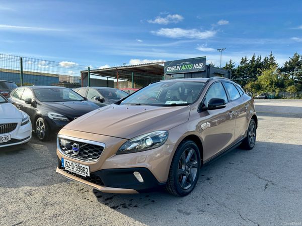 Volvo V40 Hatchback, Diesel, 2015, Orange
