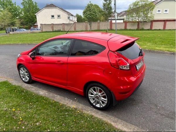 Ford Fiesta Hatchback, Petrol, 2013, Red
