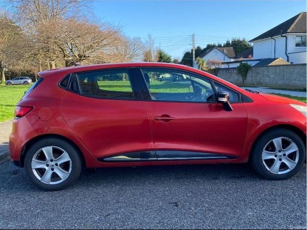 Renault Clio Hatchback, Petrol, 2014, Red