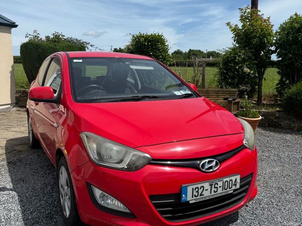 Hyundai i20 Hatchback, Petrol, 2013, Red