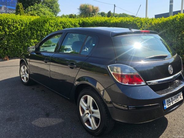 Vauxhall Astra Hatchback, Petrol, 2009, Black