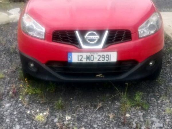 Nissan Qashqai Hatchback, Diesel, 2012, Red