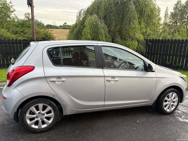 Hyundai i20 Hatchback, Petrol, 2012, Silver