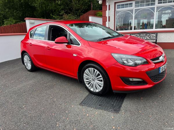 Vauxhall Astra Hatchback, Petrol, 2015, Red