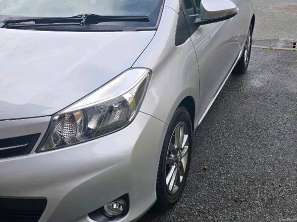 Toyota Yaris Hatchback, Petrol, 2014, Silver