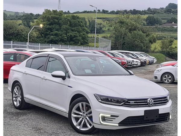 Volkswagen Passat Saloon, Petrol Plug-in Hybrid, 2016, White