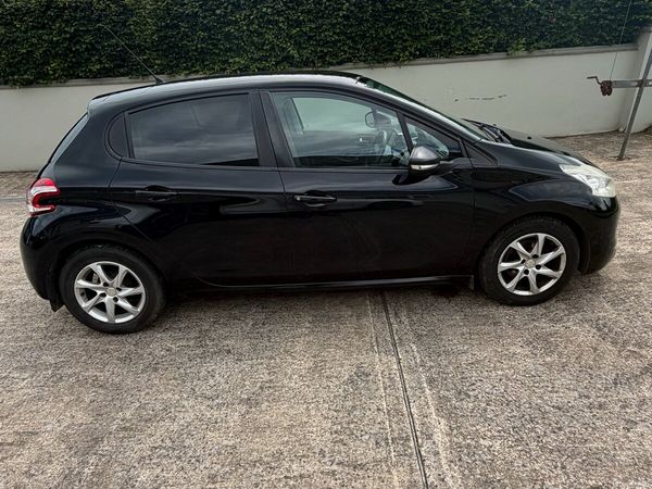 Peugeot 208 Hatchback, Diesel, 2014, Black