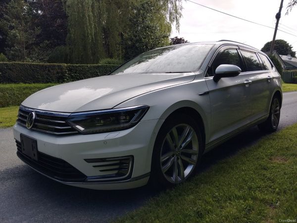 Volkswagen Passat Estate, Petrol Hybrid, 2018, White
