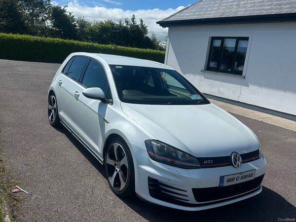 Volkswagen Golf Hatchback, Petrol, 2016, White