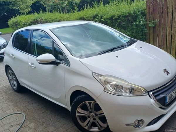 Peugeot 208 Hatchback, Petrol, 2016, White