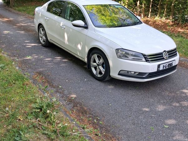 Volkswagen Passat Saloon, Diesel, 2011, White